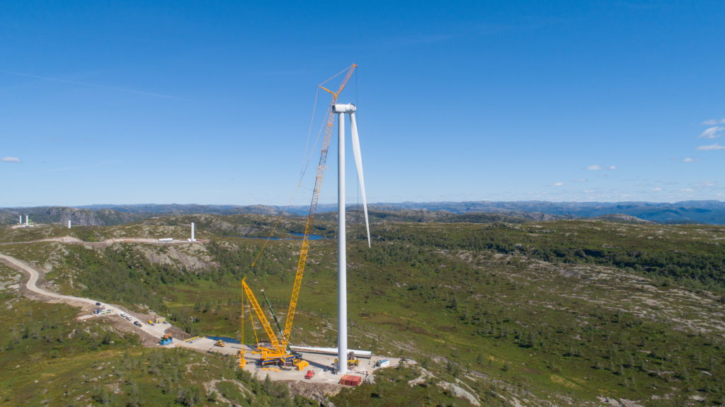 One of three blades has been mounted on the first turbine – Tonstad ...