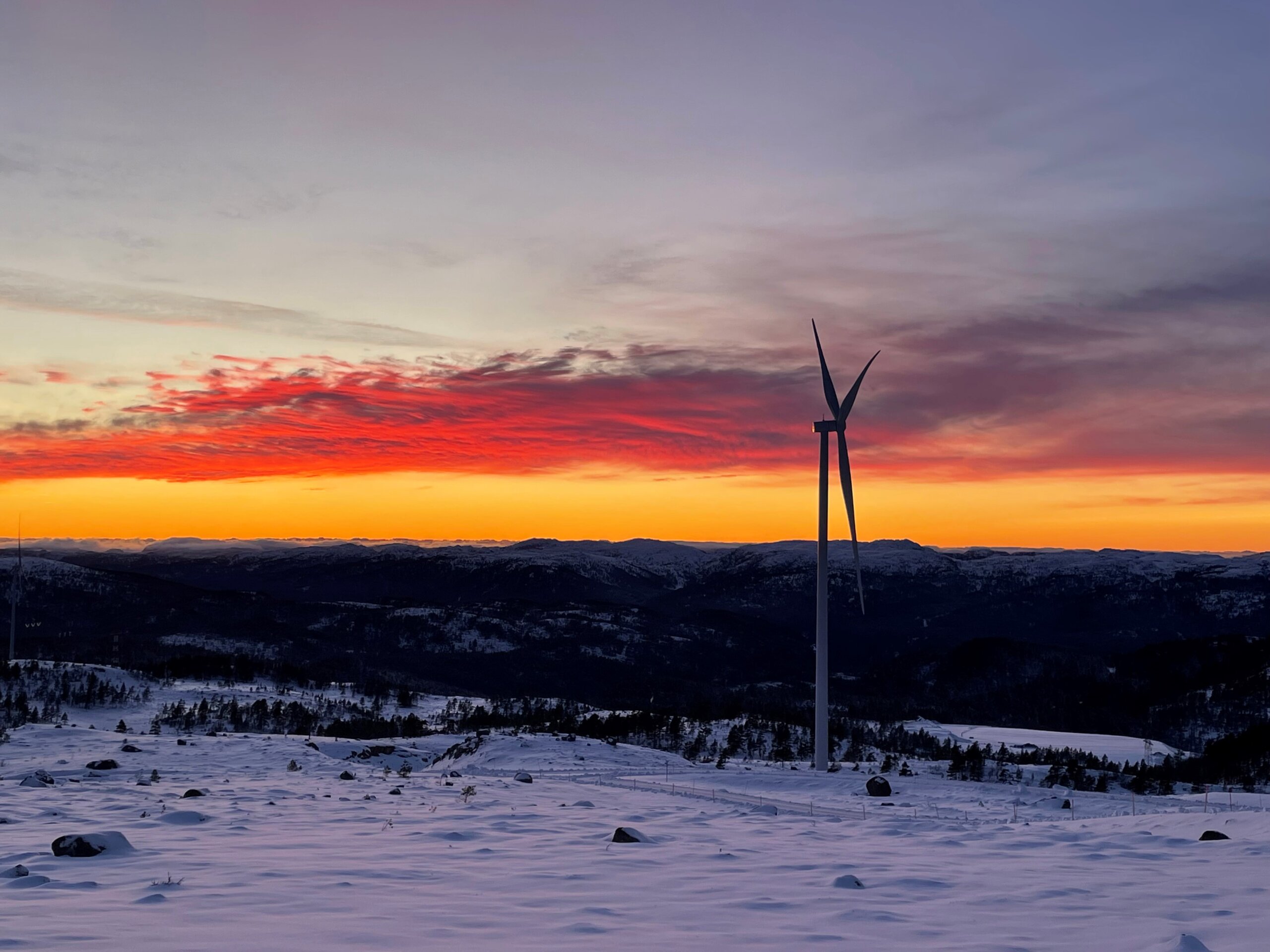 Hafslund kjøper Tonstad Vindpark i kommunene Sirdal og Flekkefjord fra et fond som forvaltes av det sveitsiske investeringsselskapet SUSI Partners. Kjøpet er en betydelig styrking av Hafslunds eksisterende vindkraftportefølje.